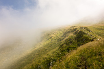 Nebelschwaden im Gebirge