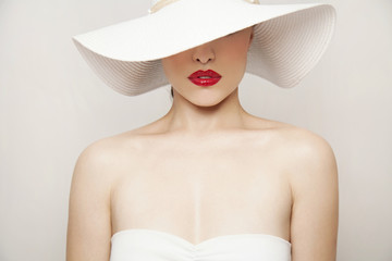 red lips and white hat - 89136643