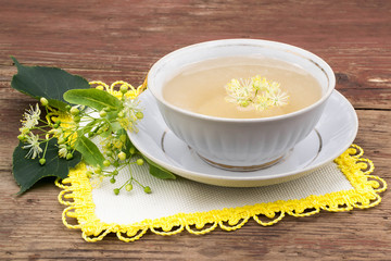 Obraz na płótnie Canvas Herbal medicine: tea with linden flowers
