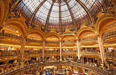 Fototapeta na wymiar Galeries Lafayette interior in Paris