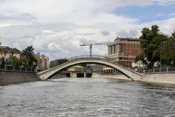 Fototapeta premium Moskou, gezien vanaf een bootje op de rivier de Moskva