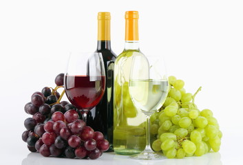 Fototapeta na wymiar Bottiglie di vino con uva