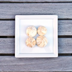 Delicate vegan meringue cookies made with aquafaba (chickpea water)