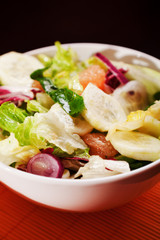 Salad with lettuce, cucumbers and grapefruit
