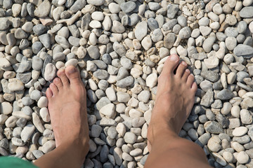 Vista in prima persona di piedi in spiaggia