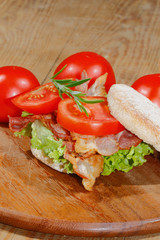 Toast, Toastbrötchen, Bacon,Schinkenspeck, Schinken, Tomaten, Sa