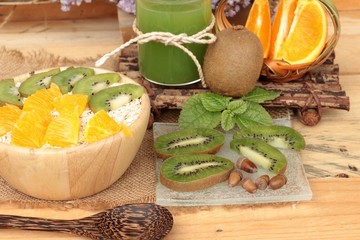 Oat flakes with citrus fruit, kiwi fruit and kiwi juice.
