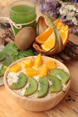 Oat flakes with citrus fruit, kiwi fruit and kiwi juice.