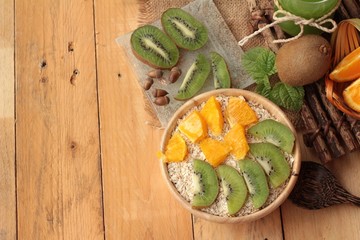 Oat flakes with citrus fruit, kiwi fruit and kiwi juice.