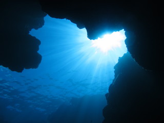  光射すダイナミックな海中地形（シャープな光）　沖縄離島ダイビング　粟国島　