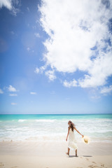 Fototapeta na wymiar ハワイの海辺でリラックスする女性