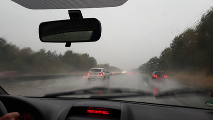 Bei Regen auf der Autobahn