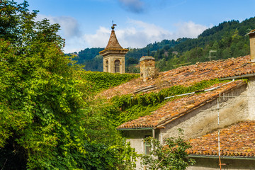 Fototapeta premium roofs of hill village in Italy