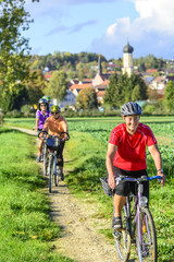 Naklejka premium Senioren-Radtour in idyllischer Landschaft