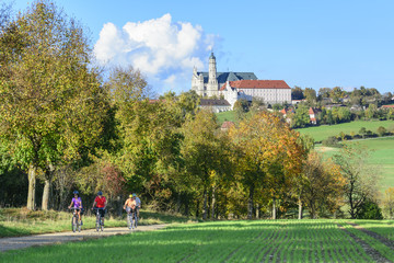 Obraz premium Senioren machen eine Radtour im idyllischen Härtsfeld
