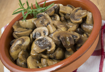 Detalle de champiñones en cazuela