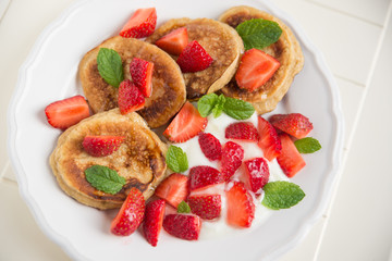 Pfannkuchen mit Erdbeeren und Minze