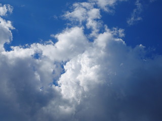 Obraz premium 入道雲を覆い隠そうとする灰色の雲