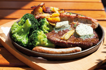 Nahaufnahme von Gourmand Pfanne mit gebratenem Fleisch, Kräuter