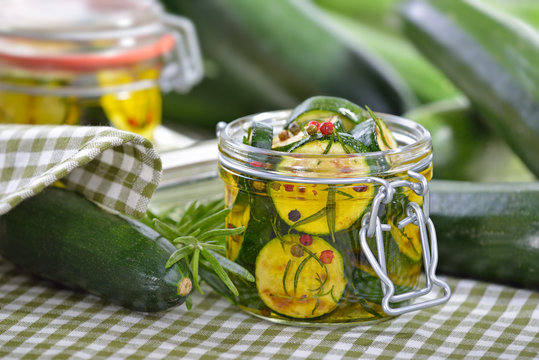 Kurzgebratene und gew&uuml;rzte Zucchinischeiben in Oliven&ouml;l eingelegt