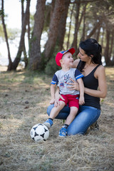 madre e figlio che giocano a palla