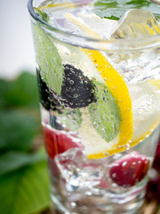 Berry detox drink