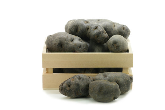 Vitolette noir or purple potato(truffe de chine) in a box / crat