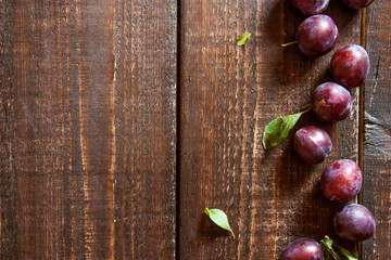 спелые сливы на деревянном столе