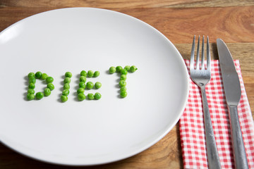 Diaet/ das Wort Diaet auf einem Teller