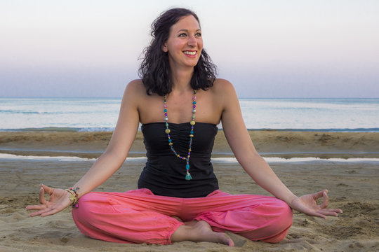 Yoga am Meer macht junge Frau happy