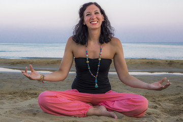 Fototapeta na wymiar Yoga macht hübsche Frau glücklich