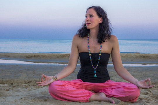 Junge Frau zelebriert Yoga mit einer Meeresbrise