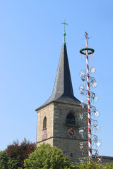 Kirchturm und Maibaum von Weißenstadt im Fichtelgebirge