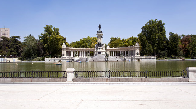 Panorama Skyline Retiro Park Madrid mit Denkmal