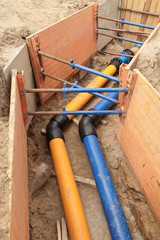 Neue PE-Rohre für Gas und Wasser und alte Rohre aus Gusseisen