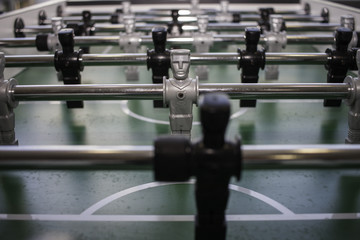 Kickerfiguren warten auf Spieler