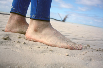 Fototapeta na wymiar a piedi nudi sulla sabbia.