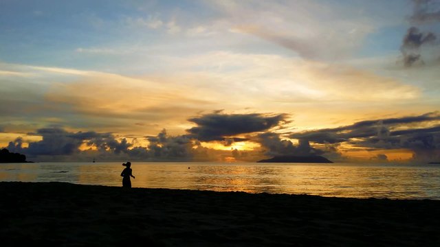 Sc&egrave;ne de vie au cr&eacute;puscule sur une plage