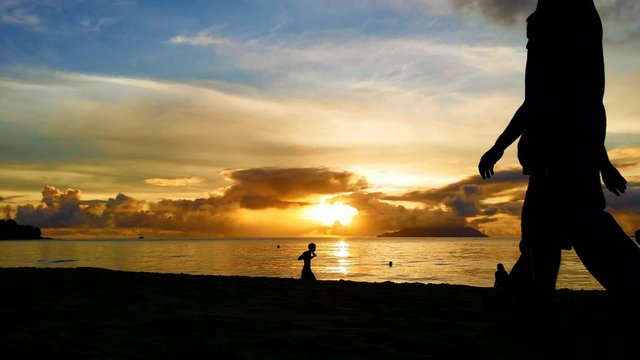 Sc&egrave;ne de vie au cr&eacute;puscule sur une plage