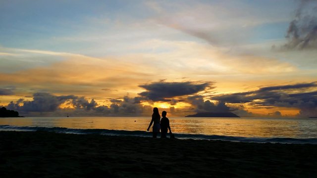 Sc&egrave;ne de vie au cr&eacute;puscule sur une plage