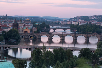 Fototapeta na wymiar Broar i Prag.