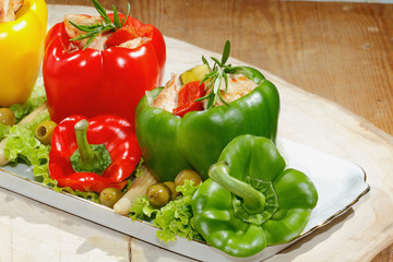 Paprikaschoten, gefüllt, gegrillte Putenbrust, Gemüse, Salat