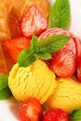 Ice cream with fresh strawberries
