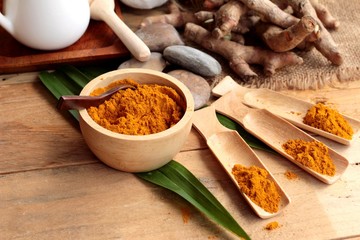 Phlai herb, Cassumunar ginger both fresh and as a powder 