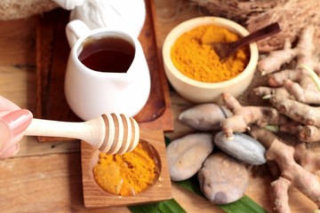 Phlai herb, Cassumunar ginger both fresh and as a powder 