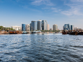 Obraz premium Widok na nabrzeże Deira Dhow Wharfage w Rigga Al Buteen od strony Creek w Dubaju w Zjednoczonych Emiratach Arabskich