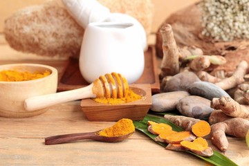 Phlai herb, Cassumunar ginger both fresh and as a powder 