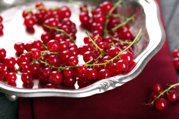 Fresh red currants in bowl on table close up