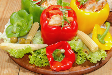 Paprikaschoten, gefüllt, gegrillte Putenbrust, Gemüse, Salat