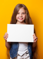 Obraz na płótnie Canvas Beautiful young girl with white board